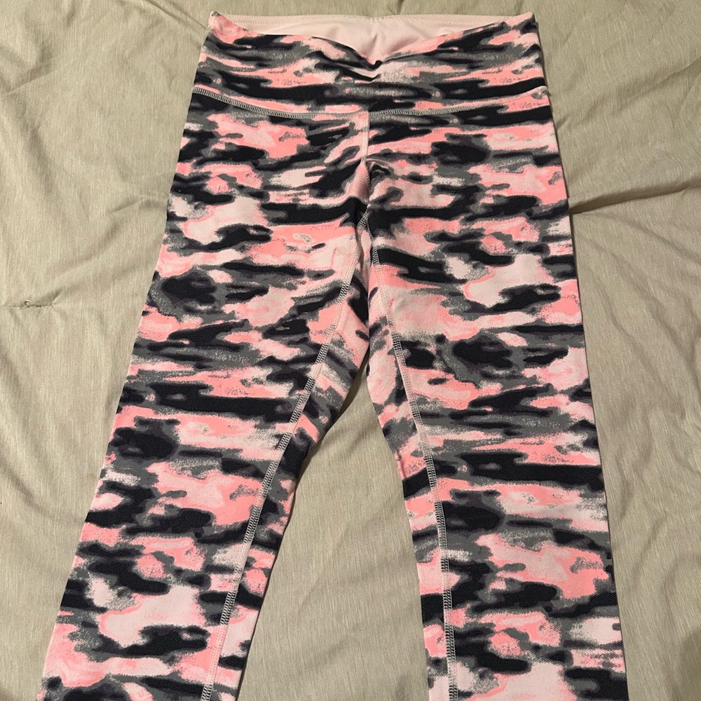 Lululemon camo wamo wunder under low rise size 4 workout crops waist pocket